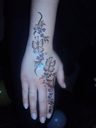 Professional Henna Tattoo Artist using safe plant-based organic henna stains, professional henna tattoos for children's birthday parties, sepcial events, family parties, festivals, corporate events, NJ Henna Tattoo Artist and Glitter Tattoos, hundreds of tattoo designs from which to choose in tattoo design books